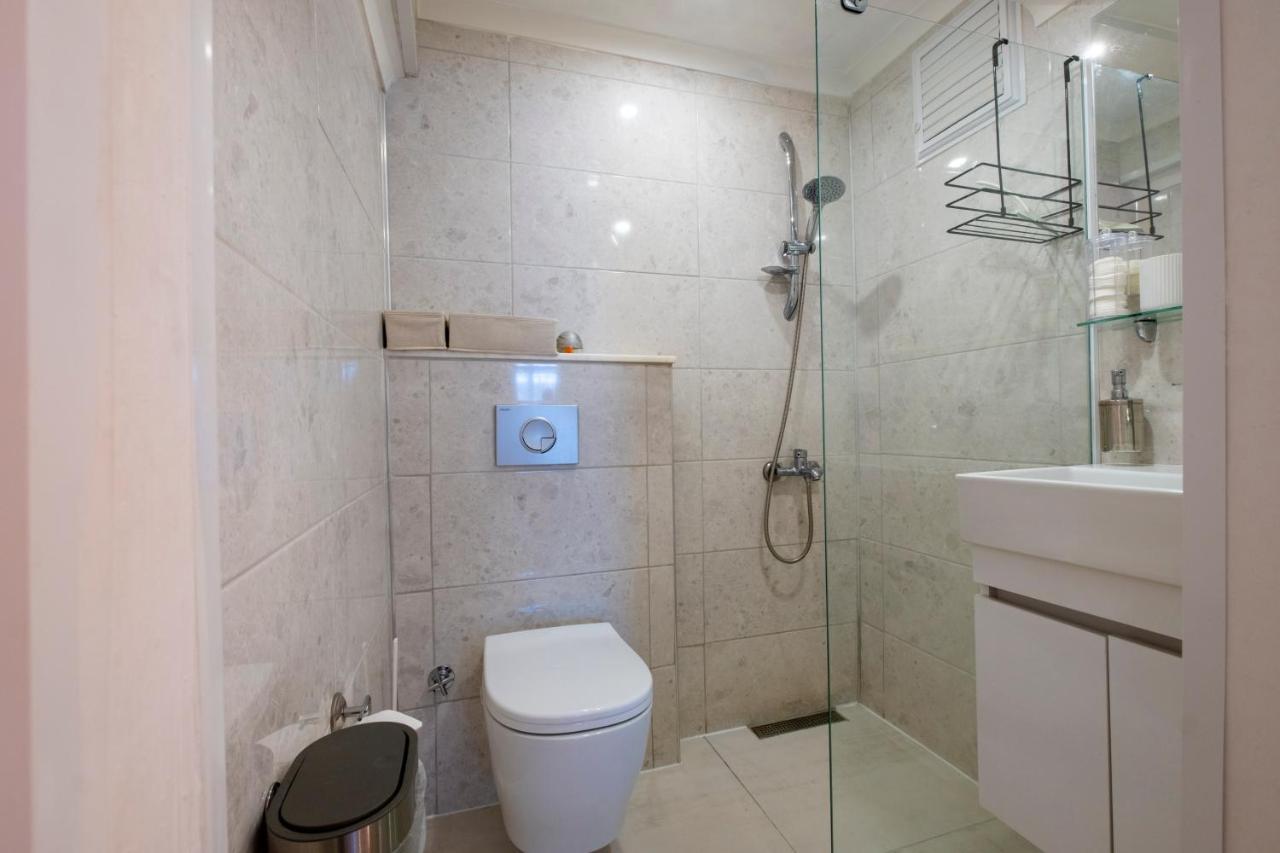 Ezgi's With Terrace In Apartament *